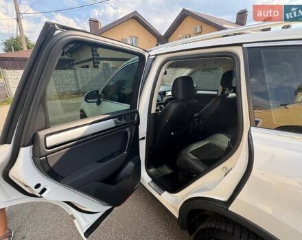 Фольксваген Туарег 2016 в Киеве на Automoto.ua Белый Фольксваген Туарег, объемом двигателя 3 л и пробегом 180 тыс. км за 22500 $, фото 36 на Automoto.ua