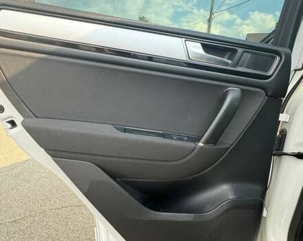 Фольксваген Туарег 2016 в Киеве на Automoto.ua Белый Фольксваген Туарег, объемом двигателя 3 л и пробегом 180 тыс. км за 22500 $, фото 31 на Automoto.ua