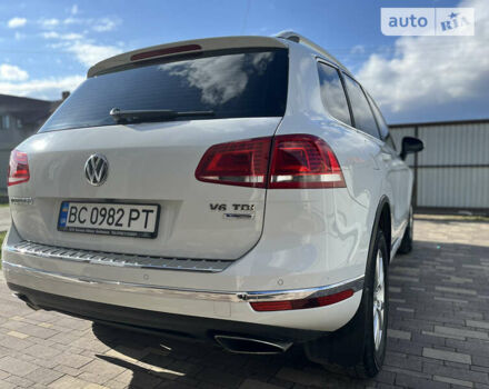 Білий Фольксваген Туарег, об'ємом двигуна 2.97 л та пробігом 300 тис. км за 21900 $, фото 19 на Automoto.ua