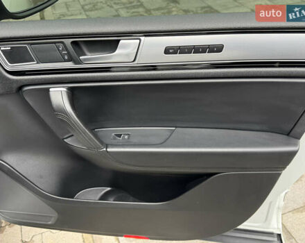 Белый Фольксваген Туарег, объемом двигателя 2.97 л и пробегом 418 тыс. км за 22900 $, фото 33 на Automoto.ua