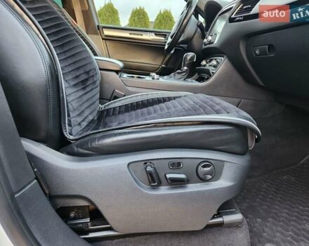 Белый Фольксваген Туарег, объемом двигателя 2.97 л и пробегом 269 тыс. км за 26900 $, фото 10 на Automoto.ua