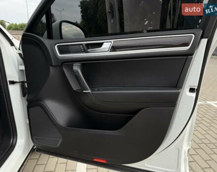 Білий Фольксваген Туарег, об'ємом двигуна 3 л та пробігом 135 тис. км за 32900 $, фото 44 на Automoto.ua