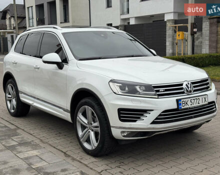 Белый Фольксваген Туарег, объемом двигателя 2.97 л и пробегом 418 тыс. км за 22900 $, фото 2 на Automoto.ua