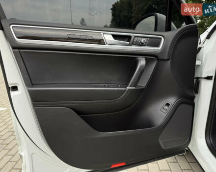 Білий Фольксваген Туарег, об'ємом двигуна 3 л та пробігом 135 тис. км за 32900 $, фото 28 на Automoto.ua