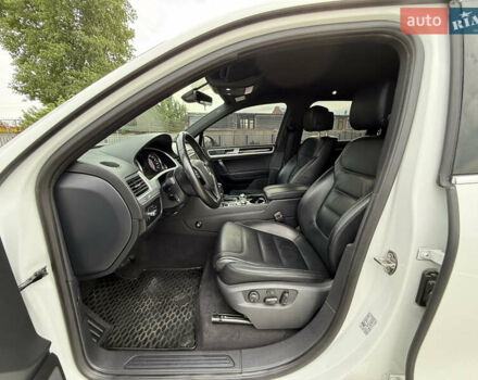 Білий Фольксваген Туарег, об'ємом двигуна 3 л та пробігом 135 тис. км за 32900 $, фото 24 на Automoto.ua