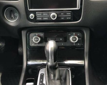 Білий Фольксваген Туарег, об'ємом двигуна 3 л та пробігом 222 тис. км за 24999 $, фото 25 на Automoto.ua