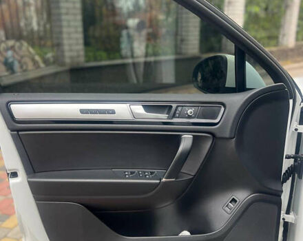 Белый Фольксваген Туарег, объемом двигателя 2.97 л и пробегом 188 тыс. км за 29200 $, фото 10 на Automoto.ua