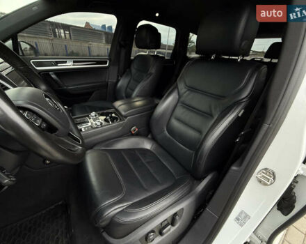 Білий Фольксваген Туарег, об'ємом двигуна 3 л та пробігом 135 тис. км за 32900 $, фото 30 на Automoto.ua