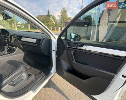 Фольксваген Туарег 2016 в Киеве на Automoto.ua Белый Фольксваген Туарег, объемом двигателя 3 л и пробегом 180 тыс. км за 22500 $, фото 28 на Automoto.ua