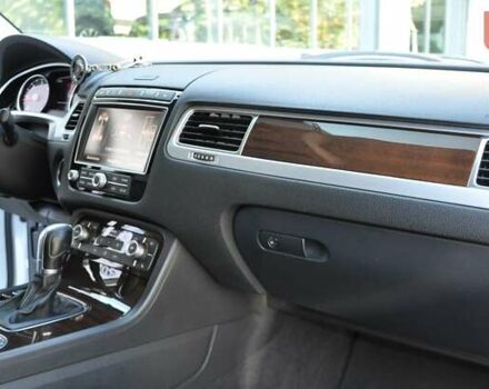 Белый Фольксваген Туарег, объемом двигателя 2.97 л и пробегом 263 тыс. км за 23000 $, фото 22 на Automoto.ua