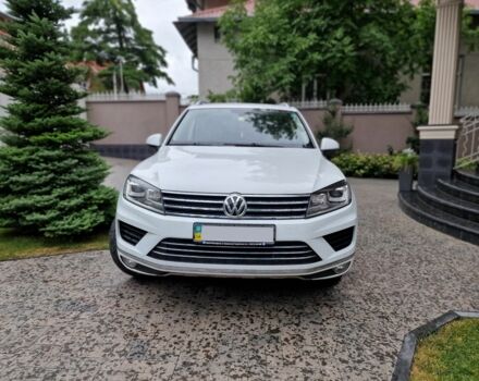 Белый Фольксваген Туарег, объемом двигателя 3 л и пробегом 105 тыс. км за 31288 $, фото 1 на Automoto.ua