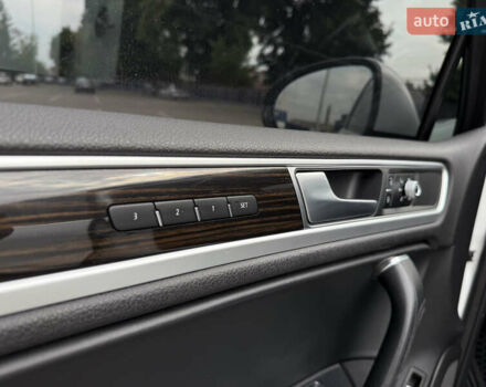 Білий Фольксваген Туарег, об'ємом двигуна 3 л та пробігом 135 тис. км за 32900 $, фото 27 на Automoto.ua