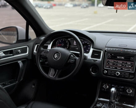 Білий Фольксваген Туарег, об'ємом двигуна 3 л та пробігом 135 тис. км за 32900 $, фото 42 на Automoto.ua