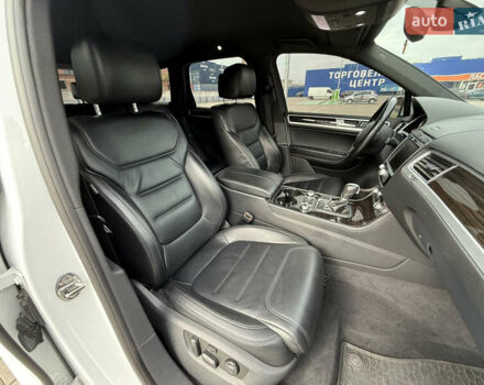 Білий Фольксваген Туарег, об'ємом двигуна 3 л та пробігом 135 тис. км за 32900 $, фото 45 на Automoto.ua