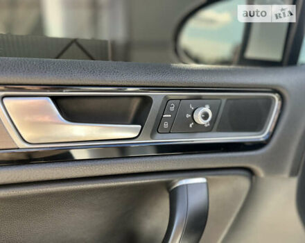 Білий Фольксваген Туарег, об'ємом двигуна 2.97 л та пробігом 300 тис. км за 21900 $, фото 31 на Automoto.ua