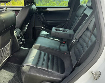 Белый Фольксваген Туарег, объемом двигателя 3 л и пробегом 196 тыс. км за 35000 $, фото 5 на Automoto.ua