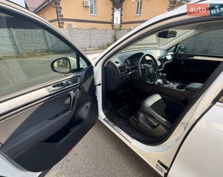 Фольксваген Туарег 2016 в Киеве на Automoto.ua Белый Фольксваген Туарег, объемом двигателя 3 л и пробегом 180 тыс. км за 22500 $, фото 35 на Automoto.ua