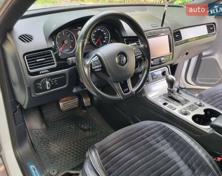 Белый Фольксваген Туарег, объемом двигателя 2.97 л и пробегом 237 тыс. км за 31000 $, фото 9 на Automoto.ua