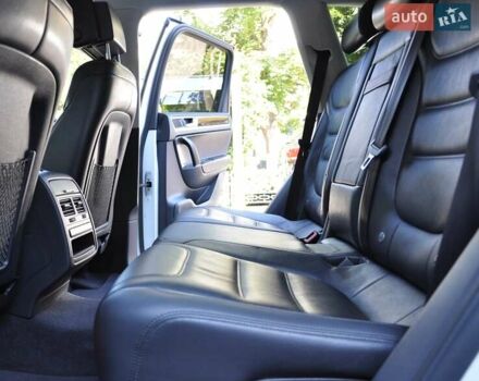 Белый Фольксваген Туарег, объемом двигателя 2.97 л и пробегом 263 тыс. км за 23000 $, фото 19 на Automoto.ua