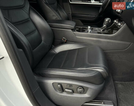 Білий Фольксваген Туарег, об'ємом двигуна 3 л та пробігом 135 тис. км за 32900 $, фото 47 на Automoto.ua