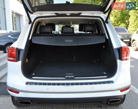 Белый Фольксваген Туарег, объемом двигателя 2.97 л и пробегом 263 тыс. км за 23000 $, фото 5 на Automoto.ua