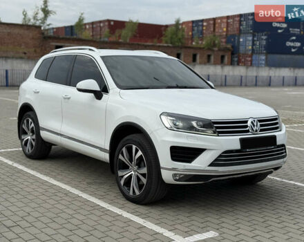 Білий Фольксваген Туарег, об'ємом двигуна 3 л та пробігом 135 тис. км за 32900 $, фото 2 на Automoto.ua