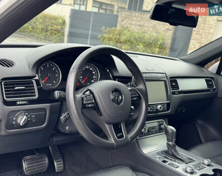 Белый Фольксваген Туарег, объемом двигателя 2.97 л и пробегом 418 тыс. км за 22900 $, фото 15 на Automoto.ua