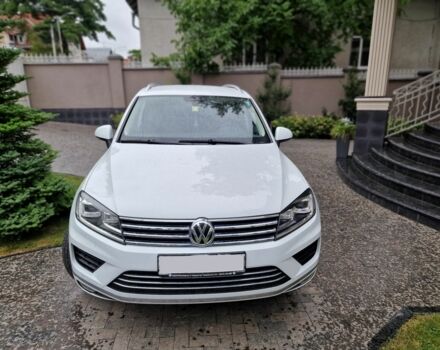 Белый Фольксваген Туарег, объемом двигателя 3 л и пробегом 105 тыс. км за 31288 $, фото 2 на Automoto.ua