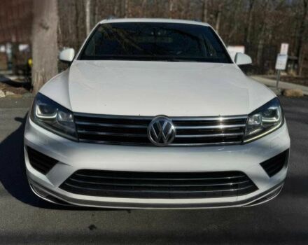 Белый Фольксваген Туарег, объемом двигателя 3 л и пробегом 66 тыс. км за 10000 $, фото 1 на Automoto.ua