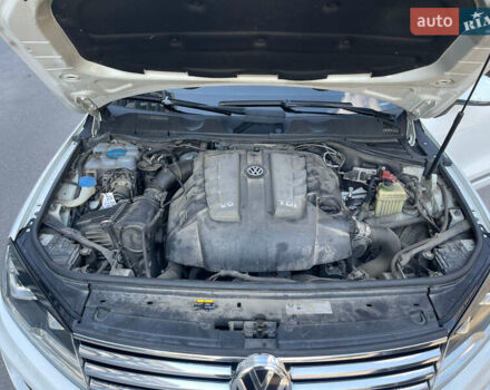 Белый Фольксваген Туарег, объемом двигателя 2.97 л и пробегом 237 тыс. км за 28500 $, фото 5 на Automoto.ua