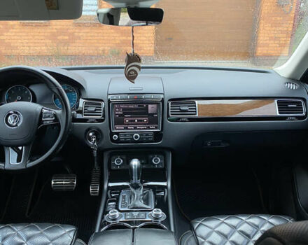 Білий Фольксваген Туарег, об'ємом двигуна 3 л та пробігом 215 тис. км за 28999 $, фото 3 на Automoto.ua