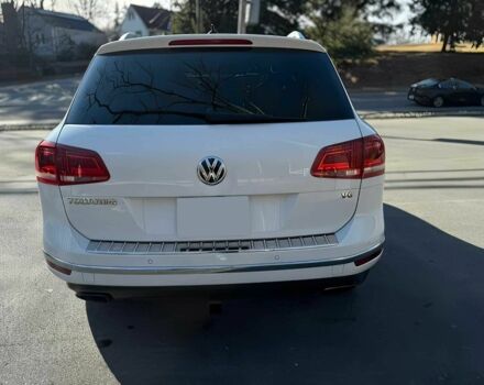 Білий Фольксваген Туарег, об'ємом двигуна 3 л та пробігом 57 тис. км за 8000 $, фото 4 на Automoto.ua