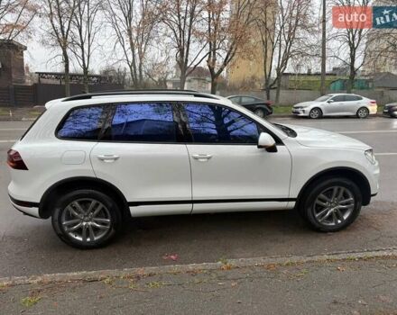 Белый Фольксваген Туарег, объемом двигателя 2.97 л и пробегом 161 тыс. км за 33000 $, фото 2 на Automoto.ua