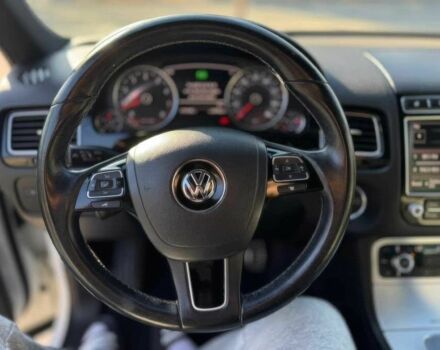 Белый Фольксваген Туарег, объемом двигателя 3 л и пробегом 66 тыс. км за 10000 $, фото 6 на Automoto.ua