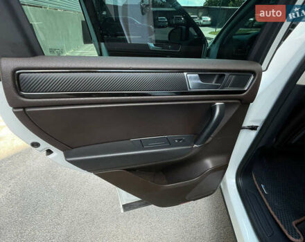 Белый Фольксваген Туарег, объемом двигателя 2.97 л и пробегом 237 тыс. км за 28500 $, фото 21 на Automoto.ua