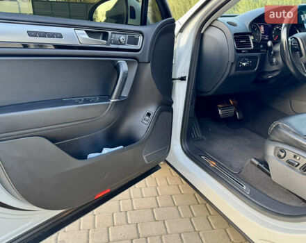 Білий Фольксваген Туарег, об'ємом двигуна 3 л та пробігом 229 тис. км за 32600 $, фото 26 на Automoto.ua