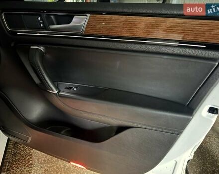 Белый Фольксваген Туарег, объемом двигателя 2.97 л и пробегом 215 тыс. км за 27900 $, фото 81 на Automoto.ua