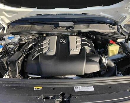 Белый Фольксваген Туарег, объемом двигателя 3 л и пробегом 136 тыс. км за 23000 $, фото 23 на Automoto.ua