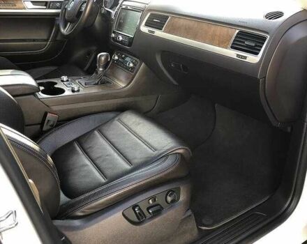 Белый Фольксваген Туарег, объемом двигателя 3 л и пробегом 136 тыс. км за 23000 $, фото 16 на Automoto.ua