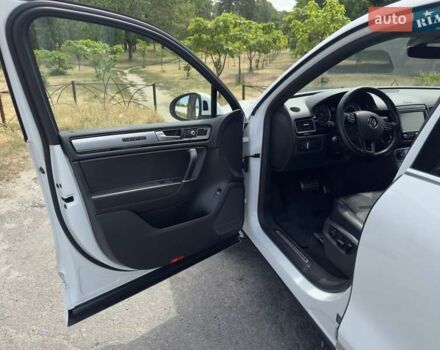 Белый Фольксваген Туарег, объемом двигателя 2.97 л и пробегом 185 тыс. км за 33500 $, фото 7 на Automoto.ua