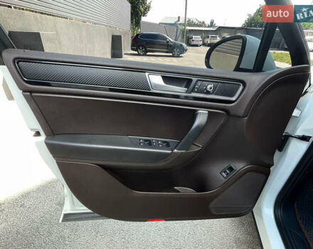 Белый Фольксваген Туарег, объемом двигателя 2.97 л и пробегом 237 тыс. км за 28500 $, фото 32 на Automoto.ua