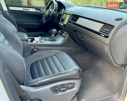 Білий Фольксваген Туарег, об'ємом двигуна 3 л та пробігом 229 тис. км за 32600 $, фото 36 на Automoto.ua