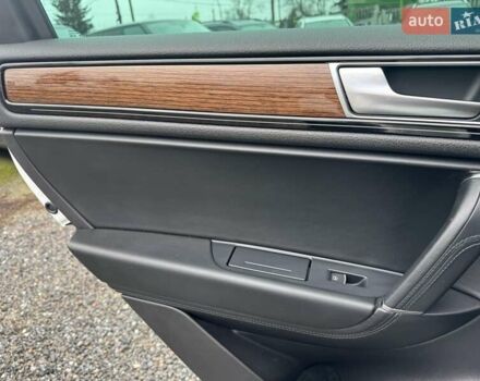 Белый Фольксваген Туарег, объемом двигателя 2.97 л и пробегом 215 тыс. км за 27900 $, фото 26 на Automoto.ua