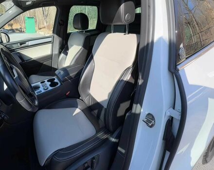 Білий Фольксваген Туарег, об'ємом двигуна 3 л та пробігом 57 тис. км за 8000 $, фото 7 на Automoto.ua