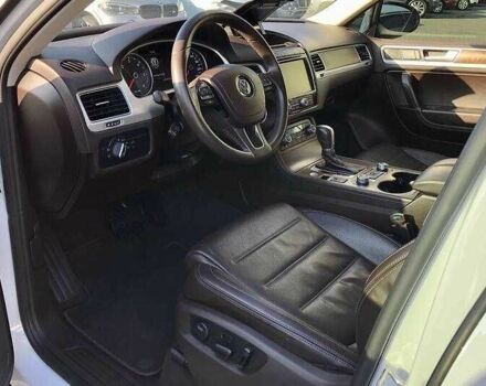 Белый Фольксваген Туарег, объемом двигателя 3 л и пробегом 136 тыс. км за 23000 $, фото 9 на Automoto.ua