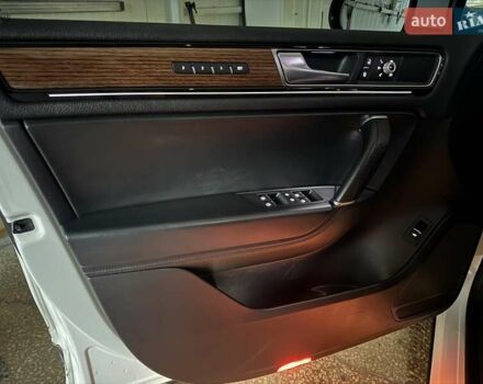 Белый Фольксваген Туарег, объемом двигателя 2.97 л и пробегом 215 тыс. км за 27900 $, фото 91 на Automoto.ua