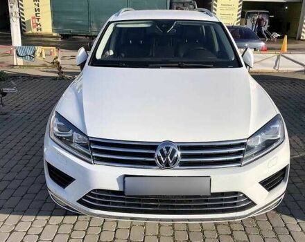 Белый Фольксваген Туарег, объемом двигателя 3 л и пробегом 136 тыс. км за 23000 $, фото 1 на Automoto.ua