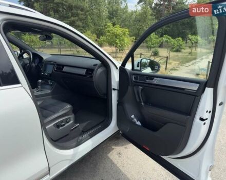 Белый Фольксваген Туарег, объемом двигателя 2.97 л и пробегом 185 тыс. км за 33500 $, фото 13 на Automoto.ua