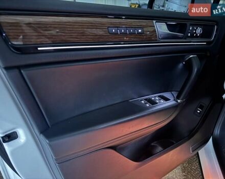 Белый Фольксваген Туарег, объемом двигателя 2.97 л и пробегом 215 тыс. км за 27900 $, фото 92 на Automoto.ua