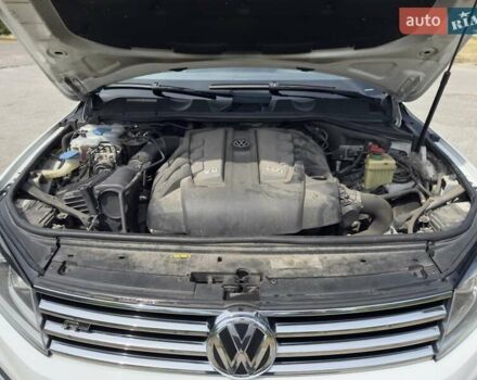 Белый Фольксваген Туарег, объемом двигателя 2.97 л и пробегом 185 тыс. км за 33500 $, фото 17 на Automoto.ua